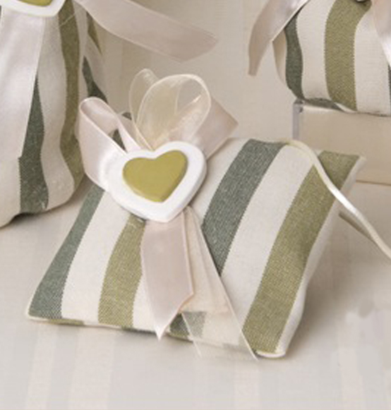 Sacchetto portaconfetti quadrato a verde, verde mela e bianche in tessuto con decorazione in gesso cuoricino